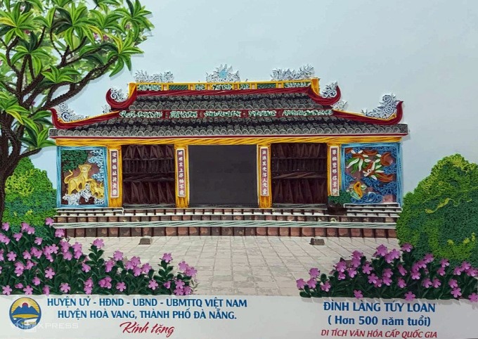 Tác phẩm tranh đình làng Túy Loan do chị Láng thực hiện. Ảnh: Nguyễn Đông