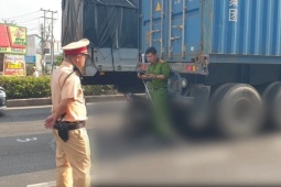 Video: Chạy xe máy tông vào đuôi container, người đàn ông tử vong