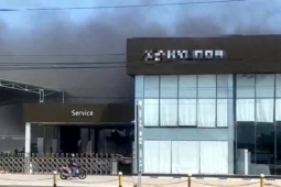 Tin tức trong ngày - Khói đen bốc lên ngùn ngụt bên trong showroom ôtô tại Bình Thuận