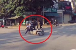 Tin tức trong ngày - Clip: Phóng vun vút, xe máy "kẹp 3" gây tai họa cho nữ tài xế đi xe Lead