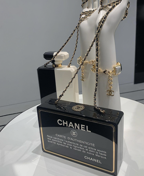 Trong đó có thiết kế Carte D'Authenticité nằm trong BST Thu Đông 2020 của Chanel, có giá khoảng 7.000 USD (gần 160 triệu đồng), có mặt trước in logo thương hiệu nổi bật, đi kèm quai xích có thể đeo chéo hoặc cầm tay.