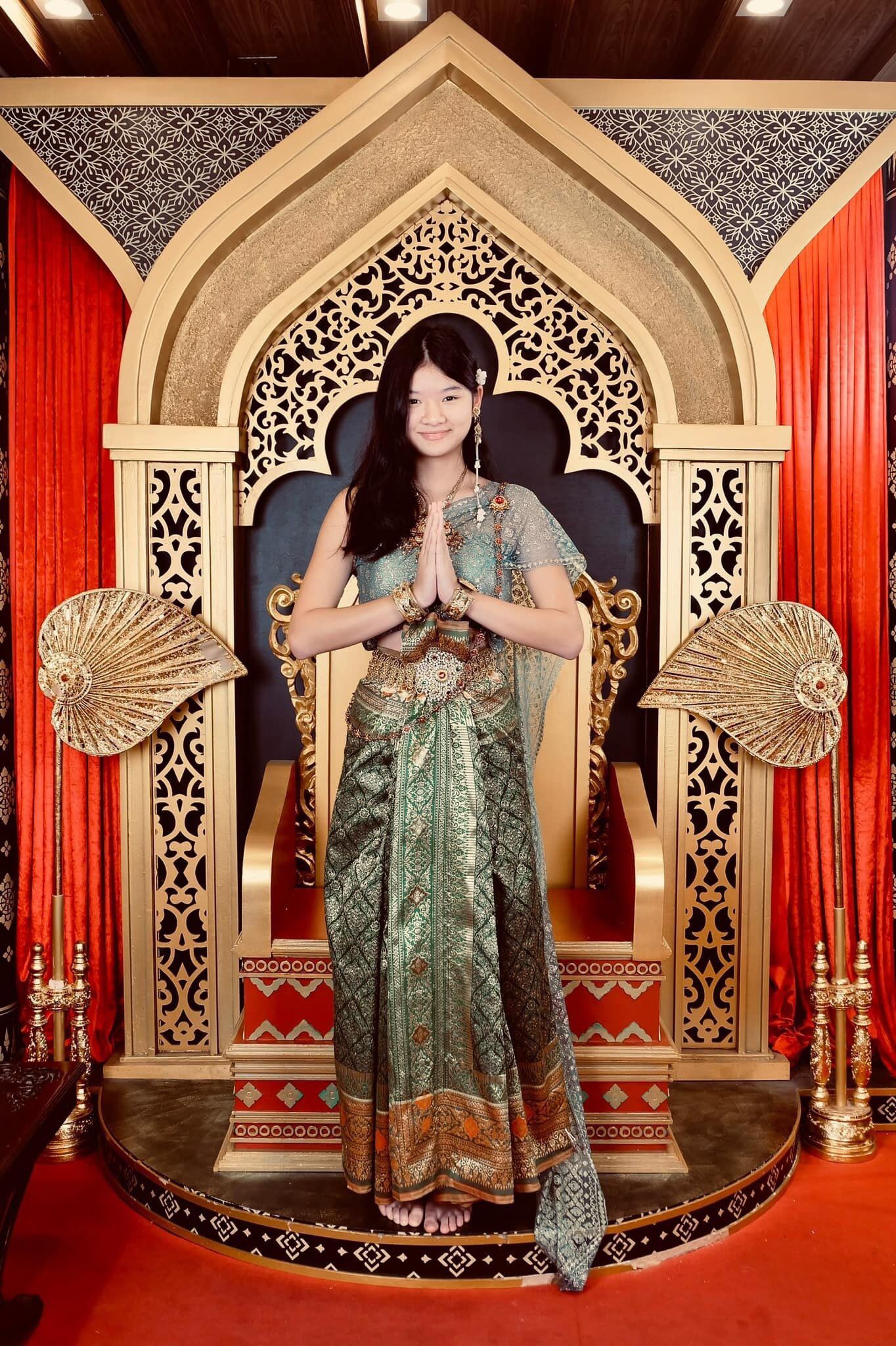 Con gái Trương Ngọc Ánh chuộng váy cúp, vóc dáng chuẩn "mỹ nhân tương lai" - 6