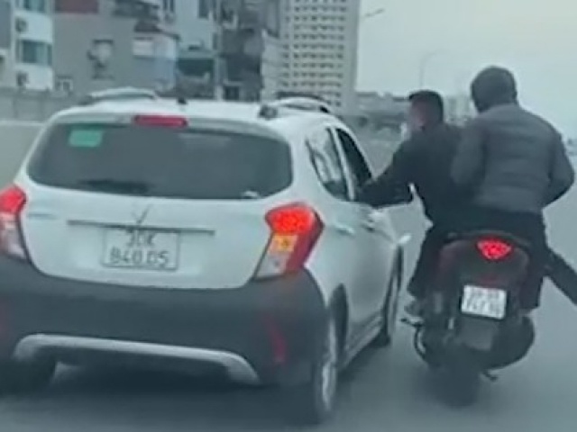 Tin tức trong ngày - Hai thanh niên đi xe máy lạng lách tạt đầu, dọa giết nữ tài xế ôtô