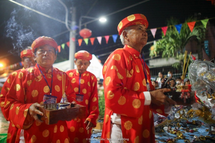 Hàng ngàn người tranh lộc trong đêm tại lễ hội Làm Chay - 2