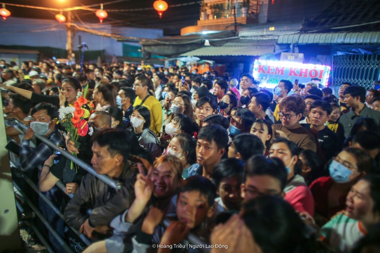 Lễ hội Làm Chay được tổ chức tại đình Tân Xuân (thị trấn Tầm Vu, huyện Châu Thành) từ ngày 23 đến 25-2 (ngày 14 đến 16 tháng Giêng). Đúng 0 giờ đêm 26-2, hàng ngàn người dân và du khách đổ về sân đình Tân Xuân để tham gia hoạt động xô giàn tranh lộc tại lễ hội này.