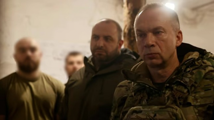Tổng tư lệnh Các lực lượng vũ trang Ukraine Oleksandr Syrskyi (phải) và Bộ trưởng Quốc phòng Rustem Umierov (giữa).