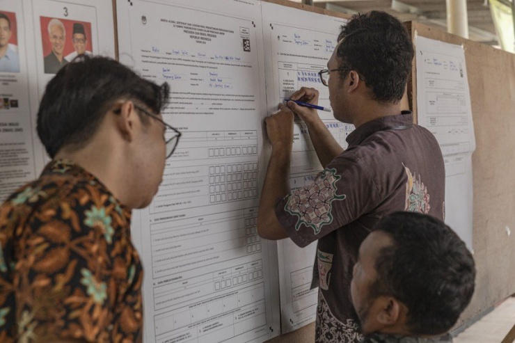Nhân viên kiểm phiếu Indonesia tại một trạm phiếu ở TP Tangerang (Indonesia). Ảnh: BLOOMBERG