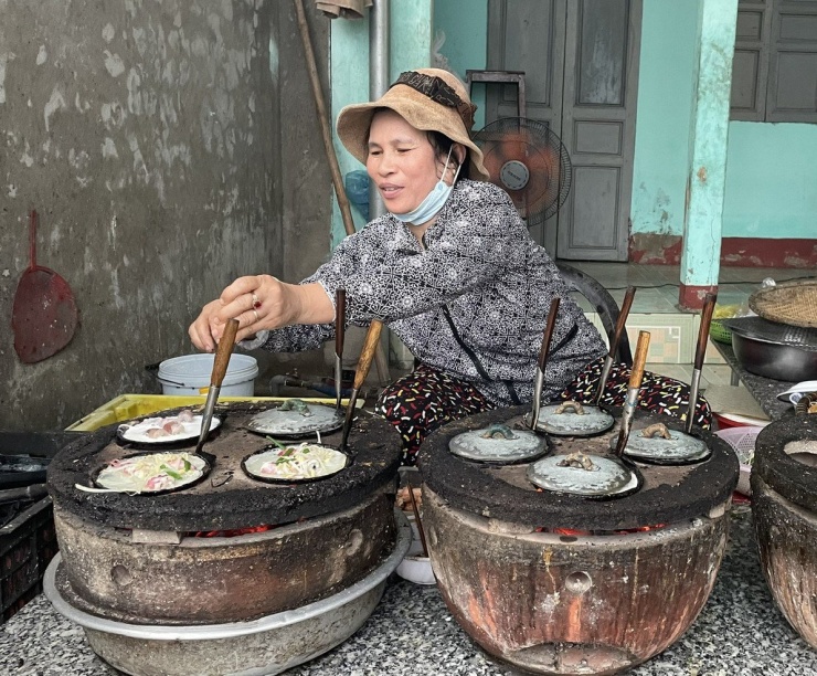 Bánh xèo nước cá, món ăn dân dã của cư dân làng biển níu chân du khách. Ảnh: THU DỊU