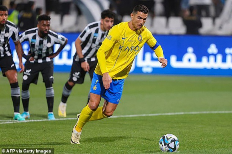 Cristiano Ronaldo ghi bàn mở tỉ số cho Al Nassr trên chấm 11m. ẢNH: GETTY