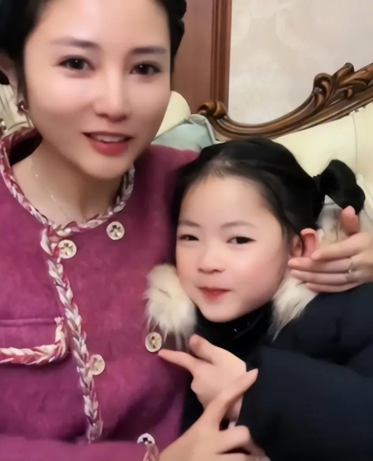 Chân dung bé gái- người được nhận quà. Ảnh: Baidu