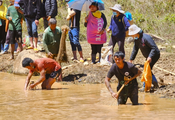 Hàng trăm người đổ về hồ thủy điện cổ nhất Việt Nam để bắt cá to - 6
