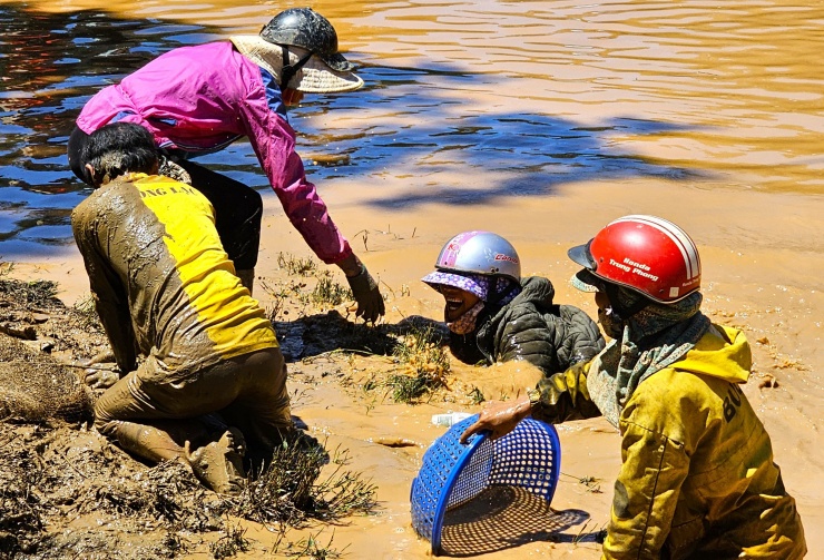 Hàng trăm người đổ về hồ thủy điện cổ nhất Việt Nam để bắt cá to - 9