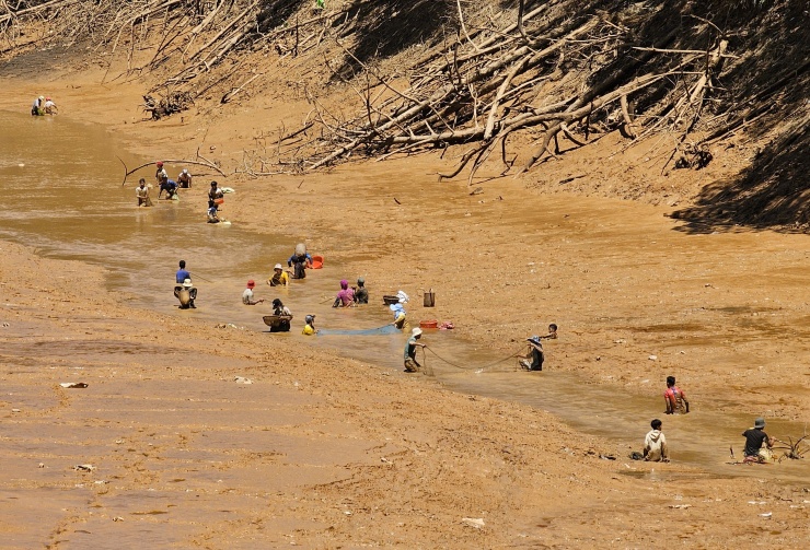 Một đoạn hồ khác tập trung đông đúc mọi người đến đánh bắt sản vật tại hồ thủy điện lâu đời nhất Việt Nam.