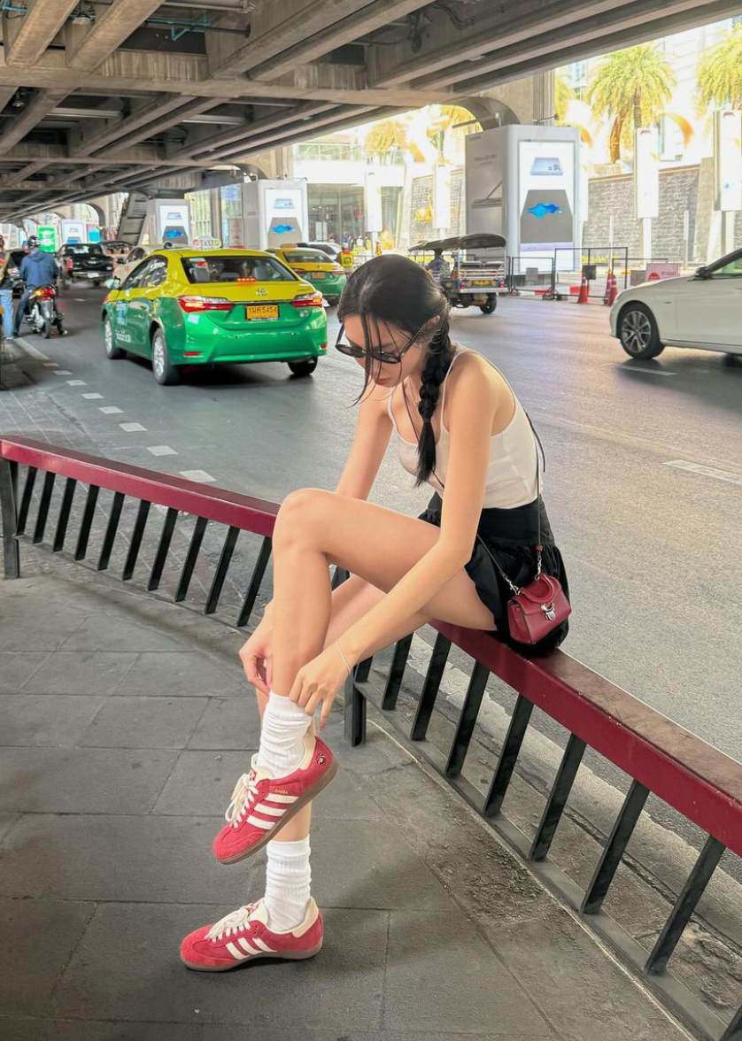 Thùy Tiên gây chú ý trên đường phố Thái Lan khi mặc váy siêu ngắn chỉnh giày - 3