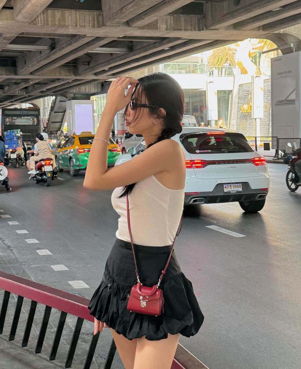 Thùy Tiên gây chú ý trên đường phố Thái Lan khi mặc váy siêu ngắn chỉnh giày - 2