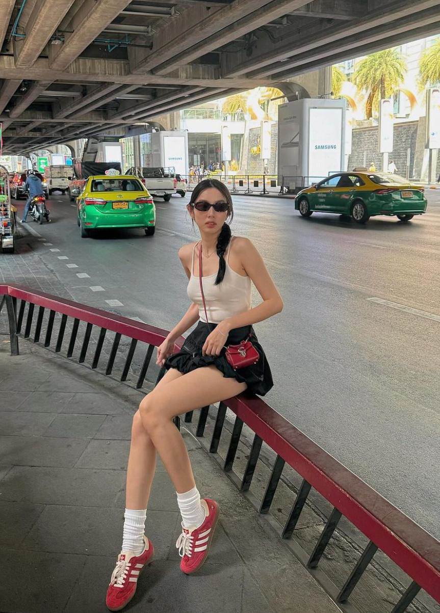 Thùy Tiên gây chú ý trên đường phố Thái Lan khi mặc váy siêu ngắn chỉnh giày - 1