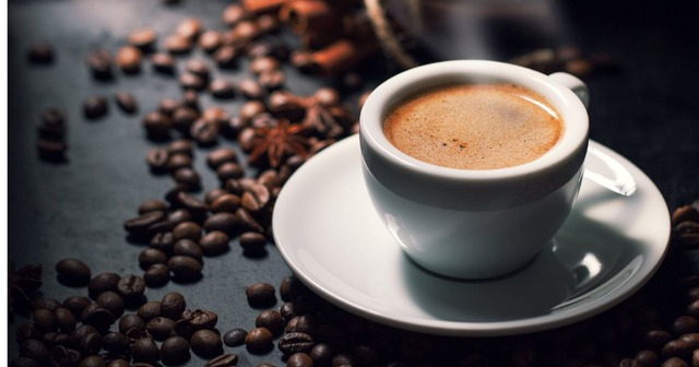 Cà phê có lợi đối với người có nguy cơ hoặc đã bị bệnh cao huyết áp với một số lượng nhất định - Ảnh minh họa từ Internet