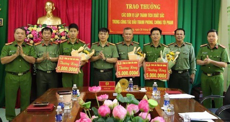 Công an tỉnh Đắk Nông thưởng nóng các đơn vị truy bắt hai đối tượng cướp giật dây chuyền. Ảnh: M.Q