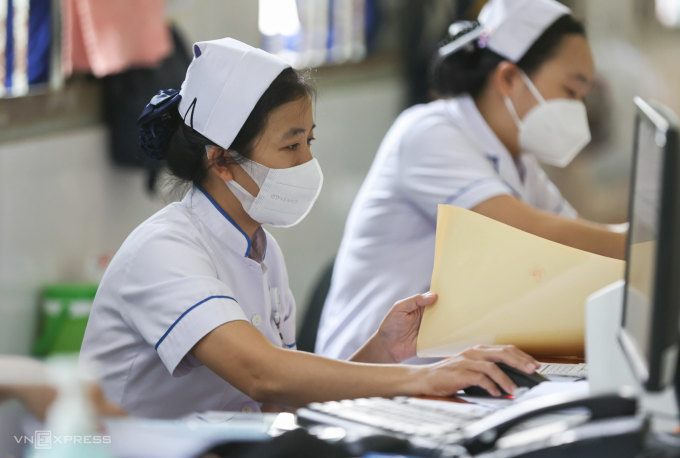 Giờ làm việc của nhân viên y tế Bệnh viện Nhi đồng 2 (TP HCM), tháng 7/2023. Ảnh: Như Quỳnh