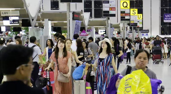 Du khách đến Sân bay Suvarnabhumi ở Bangkok (Thái Lan). Ảnh: Keiichiro Asahara.