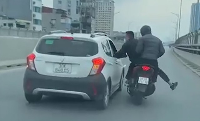 Thanh niên đánh người trên ôtô