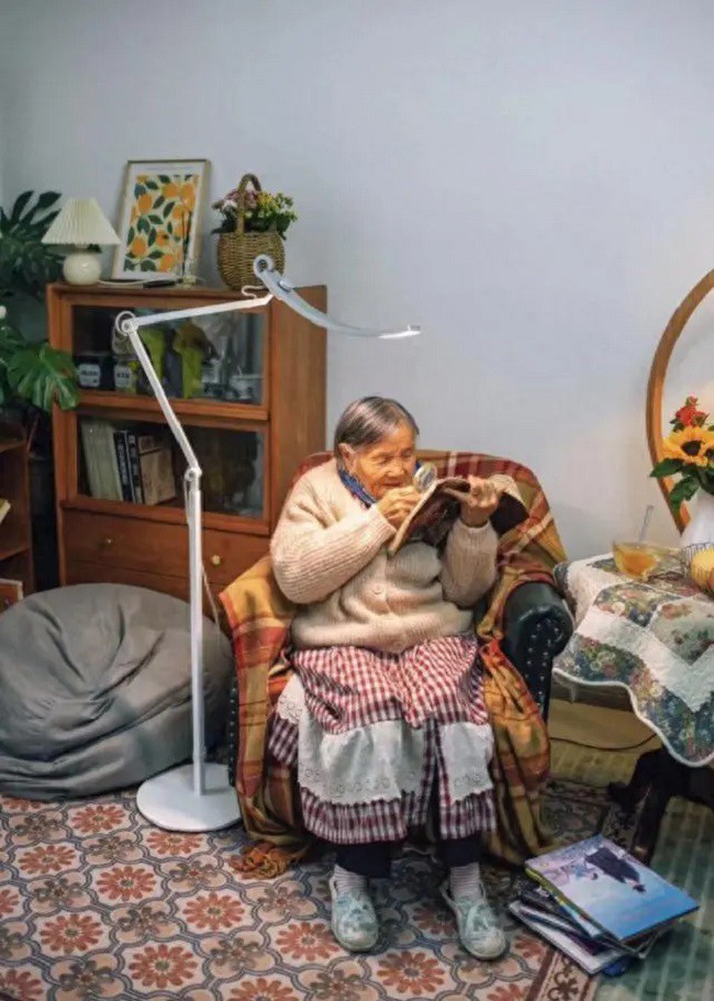 Cụ bà 82 tuổi người Trùng Khánh từng ‘’gây sốt’’ trên mạng xã hội Trung Quốc vì sở hữu căn hộ tràn ngập màu xanh của cây cảnh.
