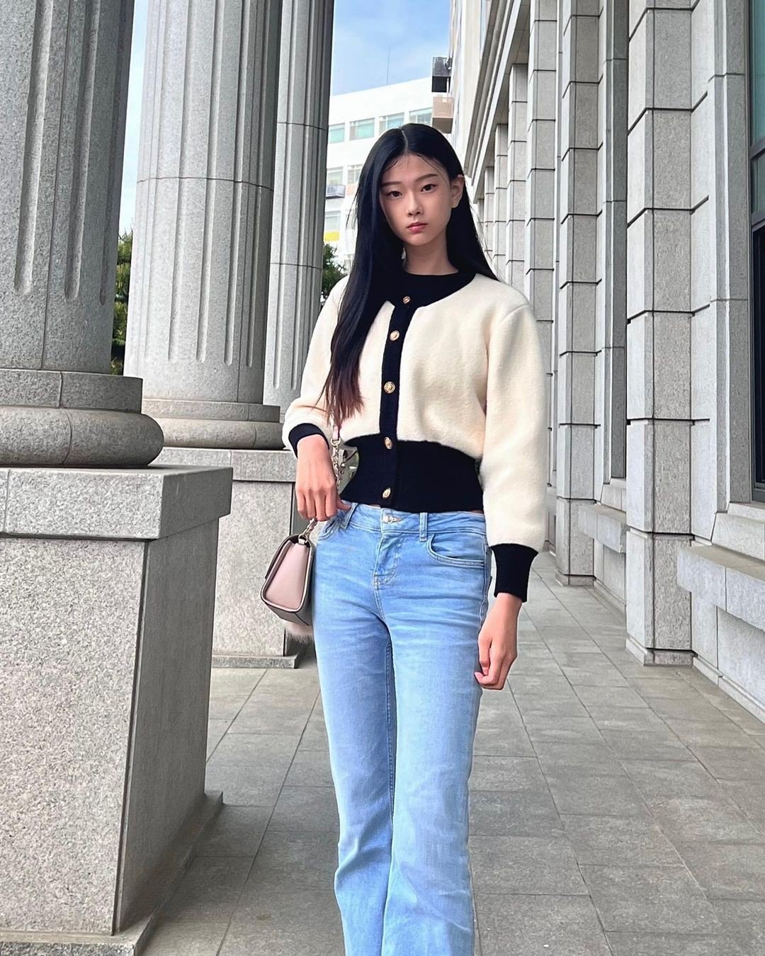 Người mẫu Hàn Quốc hiện có 25.400 người theo dõi trên Instagram. Tuổi đời còn trẻ, Oh Pyeong Hwa được kỳ vọng là gương mặt sáng giá trong ngành người mẫu xứ kim chi và cả quốc tế.