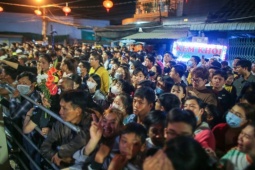 Hàng ngàn người tranh lộc trong đêm tại lễ hội Làm Chay