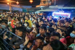 Tin tức trong ngày - Hàng ngàn người tranh lộc trong đêm tại lễ hội Làm Chay