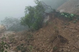 Tin tức trong ngày - Đường đi Cửa khẩu Cầu Treo lại tê liệt hoàn toàn