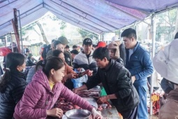 Thị trường - Tiêu dùng - Nhiều người ùn ùn đi mua thịt trâu chọi giá tiền triệu ăn lấy may