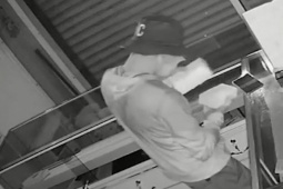 Pháp luật - CLIP: Kẻ trộm "giải khát" trong nhà khổ chủ ở TP Thủ Đức