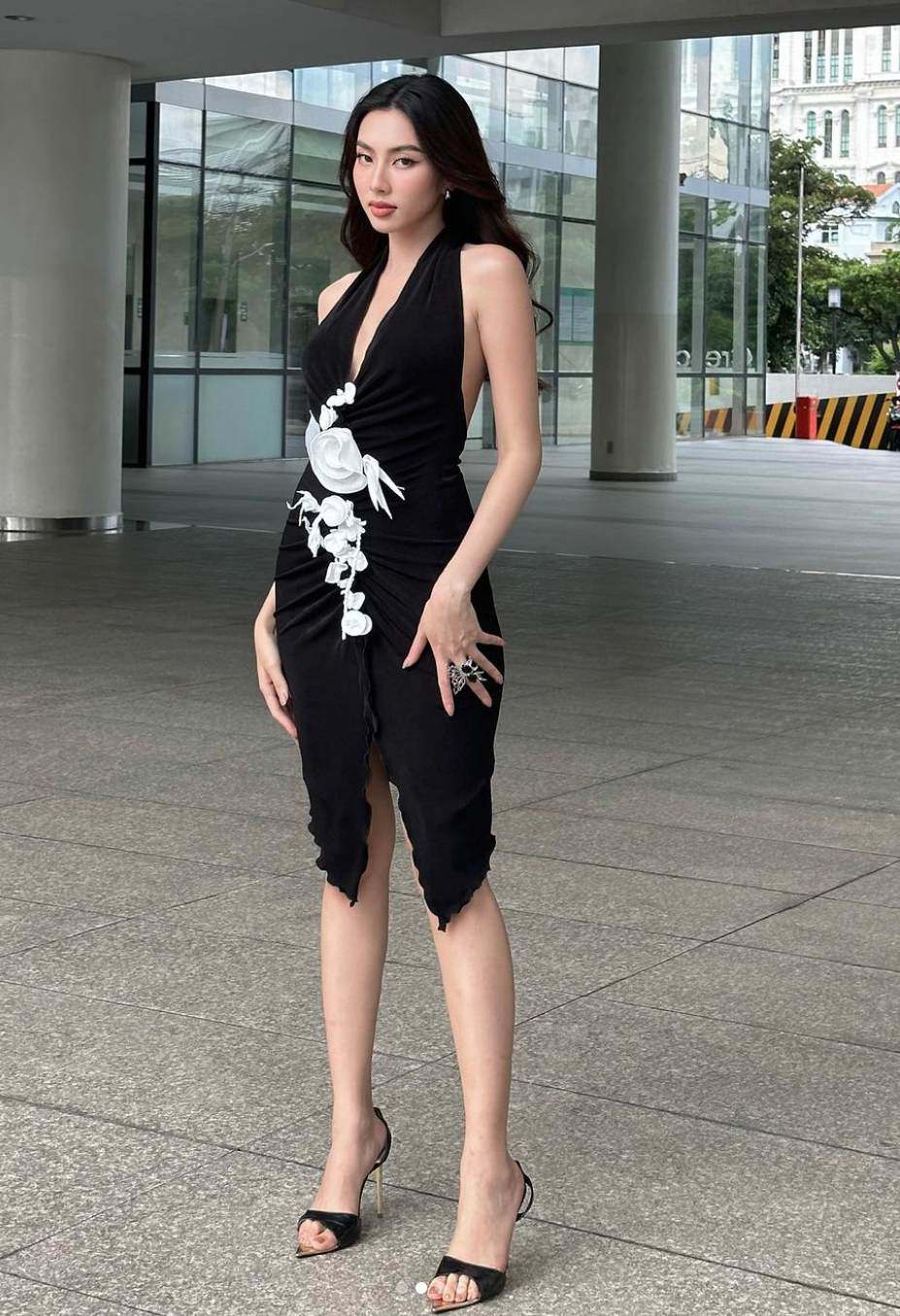 Thùy Tiên gây chú ý trên đường phố Thái Lan khi mặc váy siêu ngắn chỉnh giày - 9
