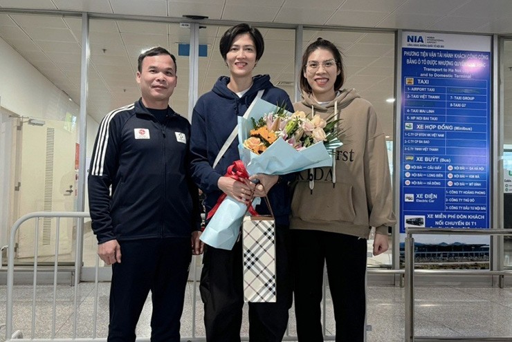 Pleumjit Thinkaow (giữa) gặp Đoàn Thị Lâm Oanh tại sân bay Nội Bài