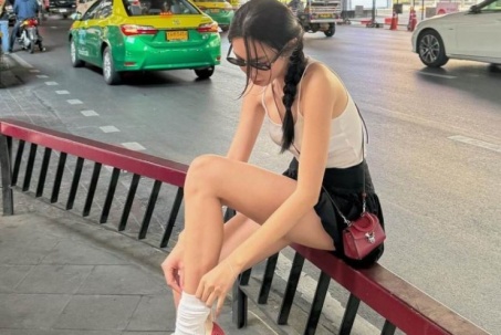 Thùy Tiên gây chú ý trên đường phố Thái Lan khi mặc váy siêu ngắn chỉnh giày