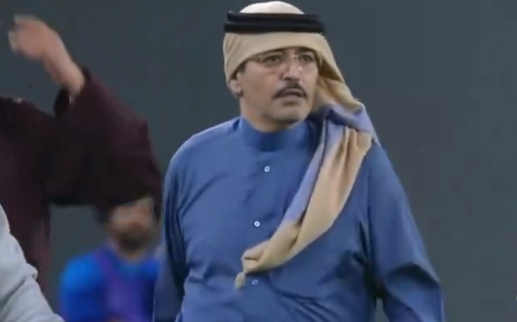 Chủ tịch của Al Wakrah là Sheikh Khalifa bin Hassan Al-Thani vào tận sân để phản đối phạt đền