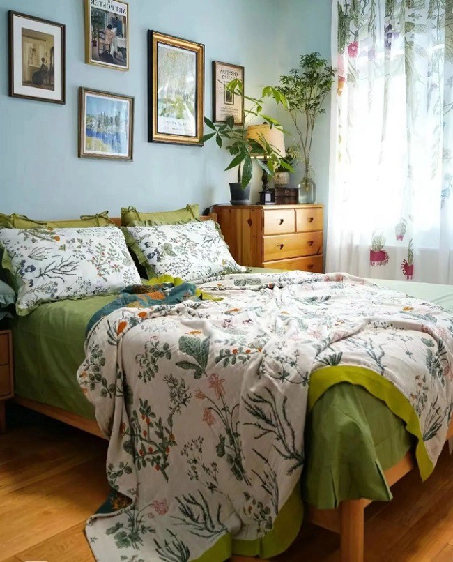 Căn hộ của cụ bà có 1 phòng ngủ với diện tích nhỏ nhắn, vừa phải.
