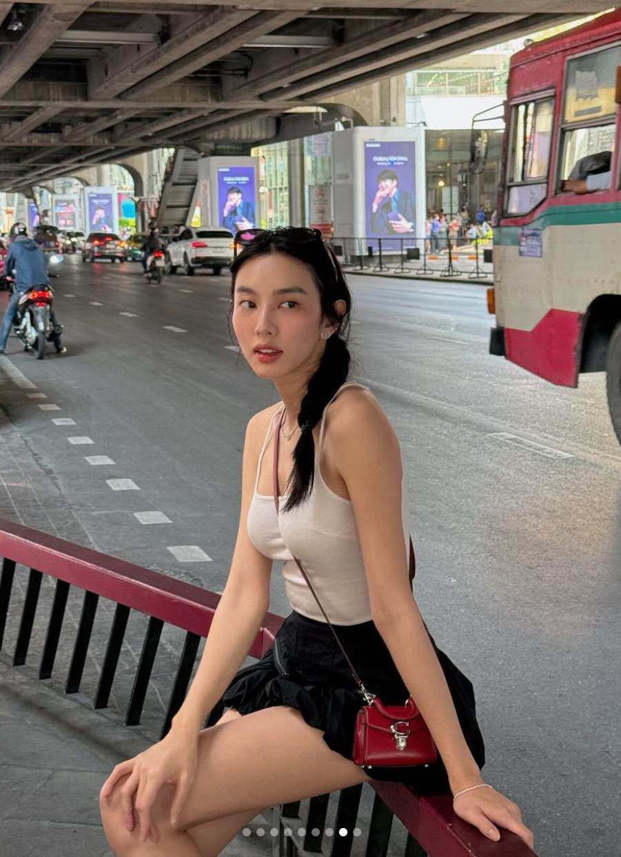 Thùy Tiên gây chú ý trên đường phố Thái Lan khi mặc váy siêu ngắn chỉnh giày - 5