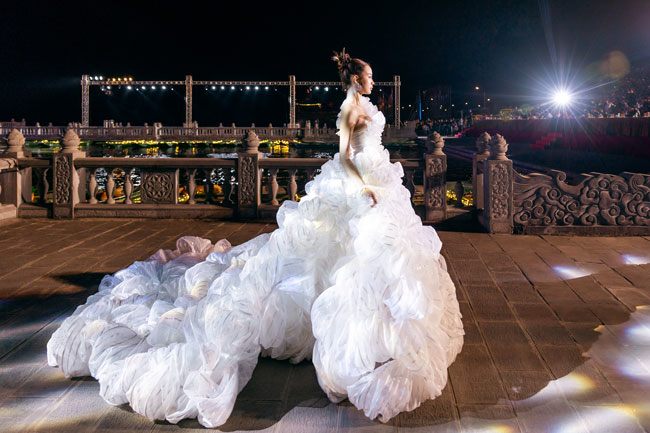 Màn kết vỡ òa khi Hoa hậu Liên lục địa 2022 Lê Nguyễn Bảo Ngọc xuất hiện cùng bộ trang phục với phần tà váy xòe&nbsp;to 3m.