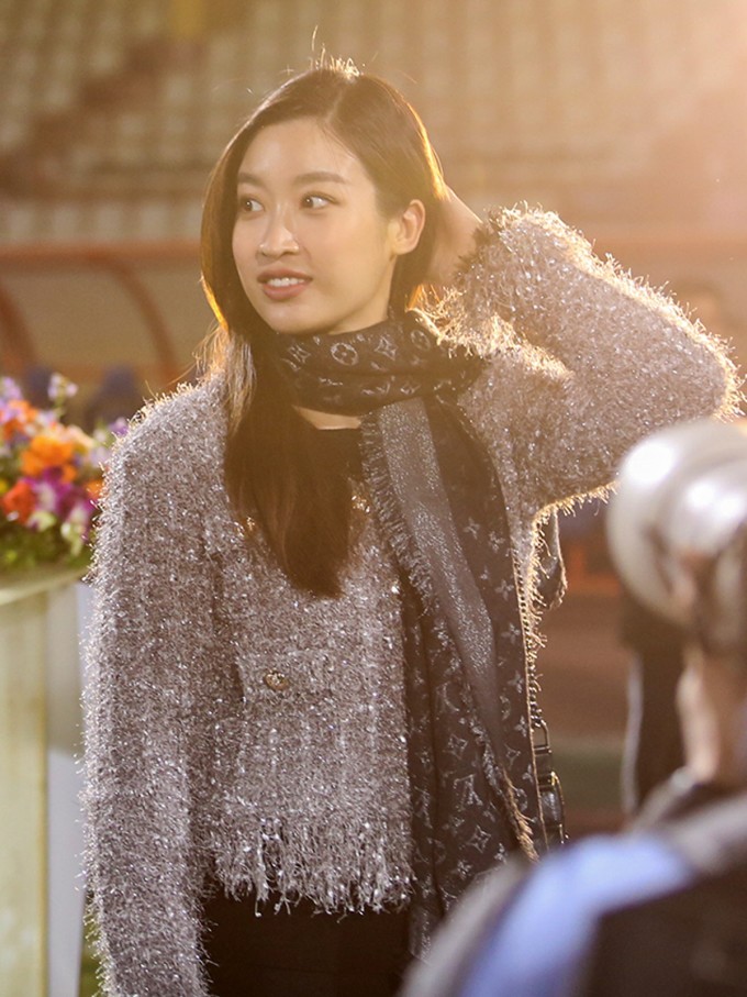 Xuất hiện trên sân bóng, Đỗ Mỹ Linh ăn mặc giản dị, nhưng vẫn vô cùng nổi bật. Cô diện chiếc áo khoác sequin tua rua của một thương hiệu Hàn Quốc, khăn Louis Vuitton và túi xách Chanel giá hơn 100 triệu đồng.