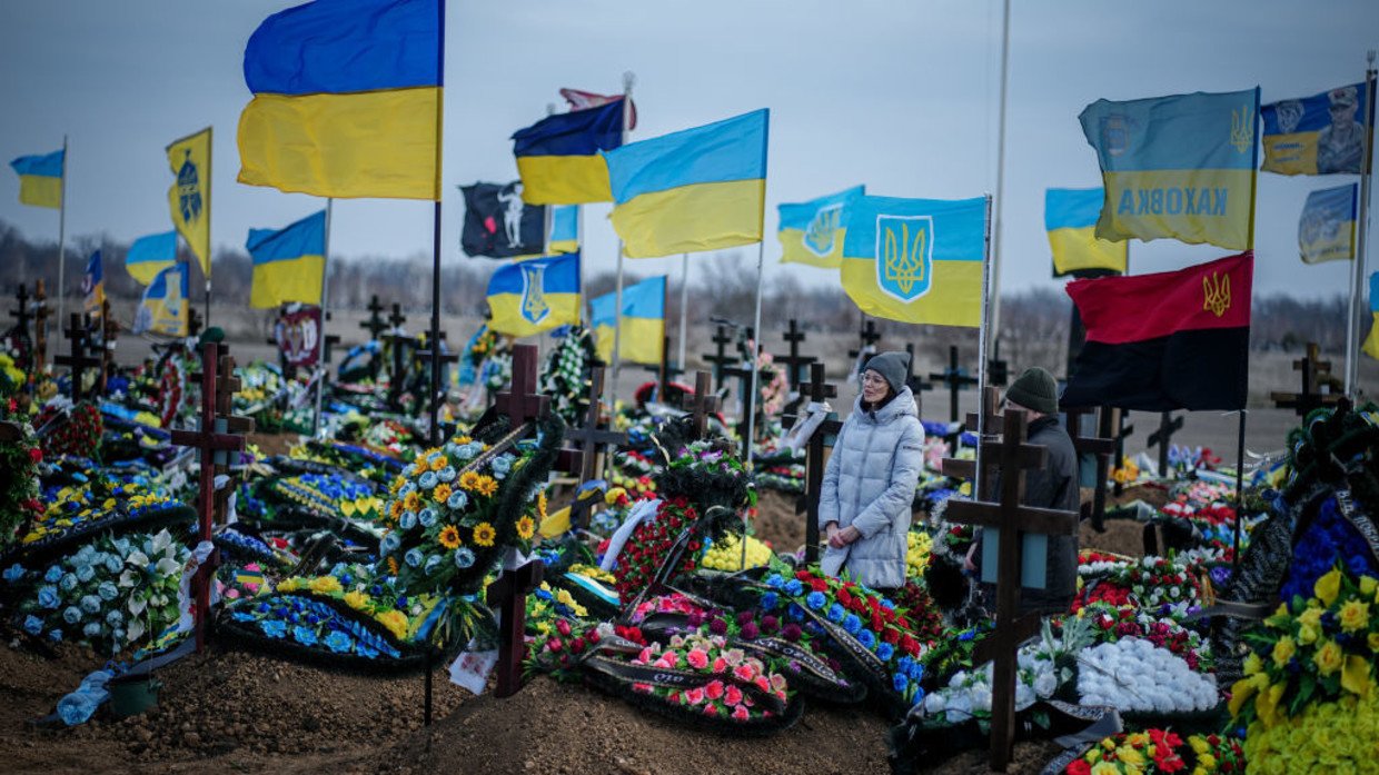 Người Ukraine thăm mộ binh sĩ thiệt mạng ở Odessa hôm 25/2.