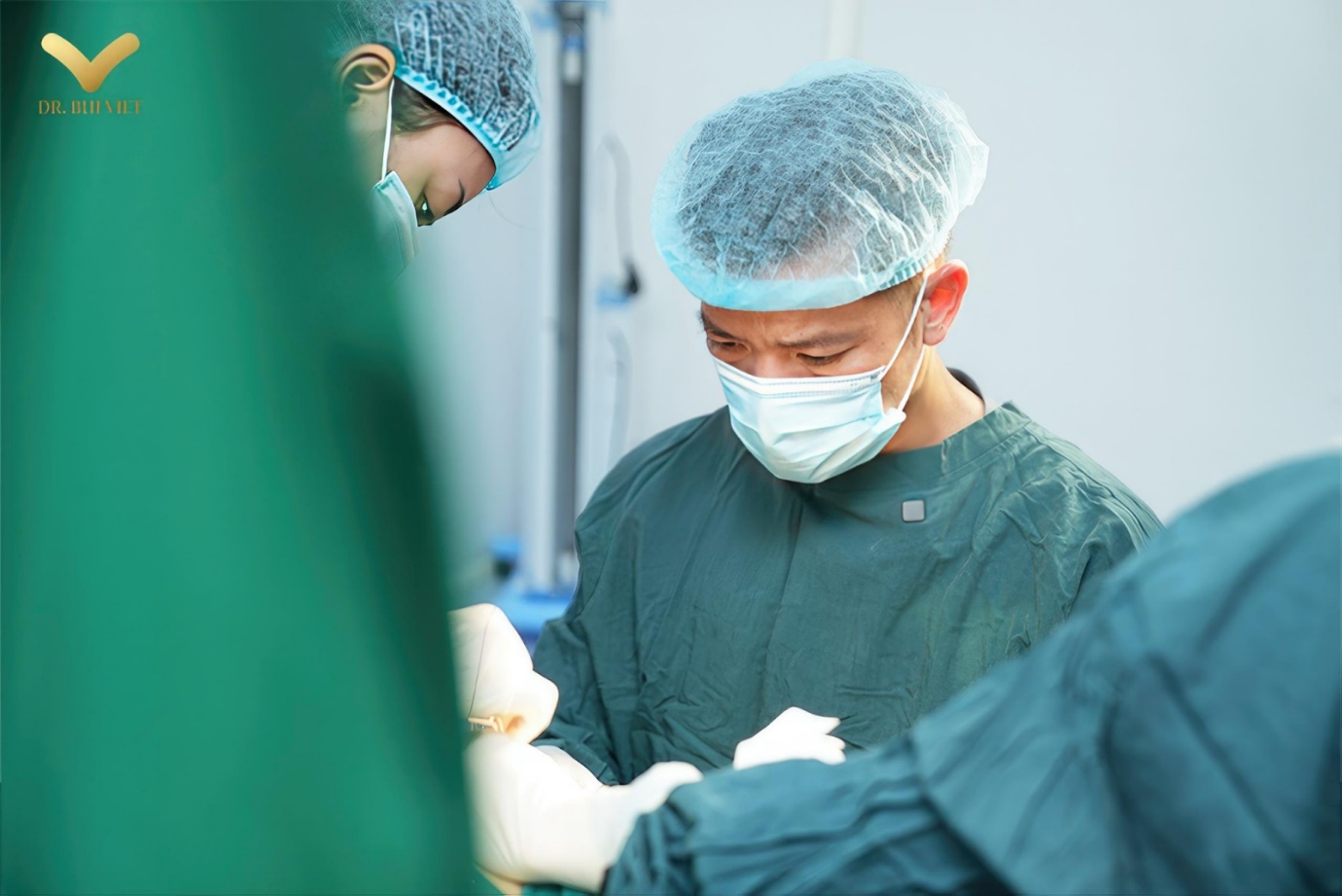 Bùi Minh Việt - Bác sĩ “mát tay” trong nghề thẩm mỹ chăm sóc sức khỏe “cô bé”