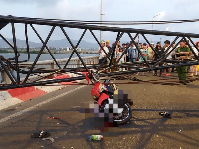 Tin tức trong ngày - TP. Vũng Tàu: Cẩu bất ngờ đổ đè một người đi xe máy tử vong