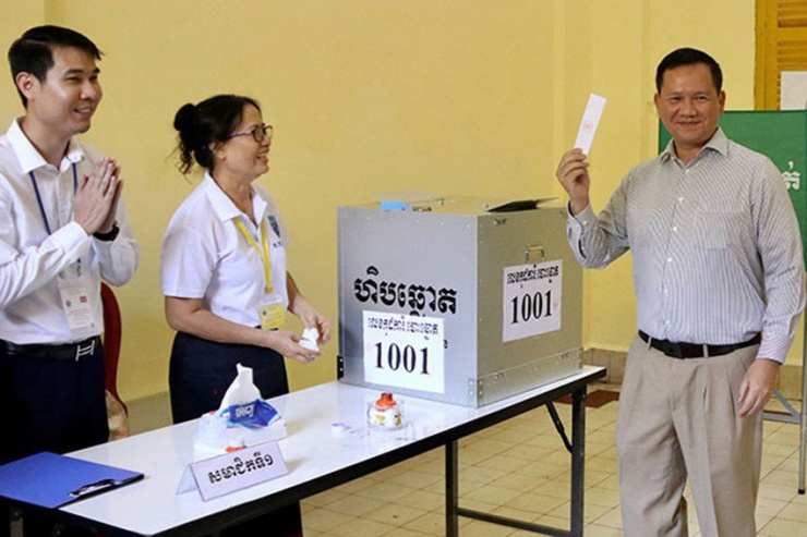 Thủ tướng Campuchia Hun Manet bỏ phiếu bầu Thượng viện Campuchia hôm 25-2 tại một điểm bầu cử ở thủ đô Phnom Penh (Campuchia). Ảnh: KHMER TIMES