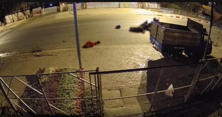 Hai phụ nữ nằm gục dưới đường sau va chạm. Ảnh chụp màn hình