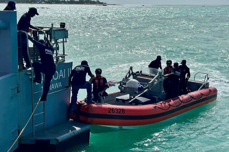 Tuần duyên Mỹ và cảnh sát Kiribati tuần tra chung chống đánh bắt cá trái phép ở vùng đặc quyền kinh tế Kiribati từ ngày 11 đến 16-2. Ảnh: USCG