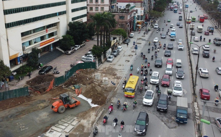 Sau khi việc mở rộng nút giao được hoàn thiện, toàn bộ xe đi trên đường Giải Phóng sẽ đi vào đường tạm về phía Kim Đồng vừa được mở rộng, lòng nút giao sẽ được rào để khoan, đào hầm chính.