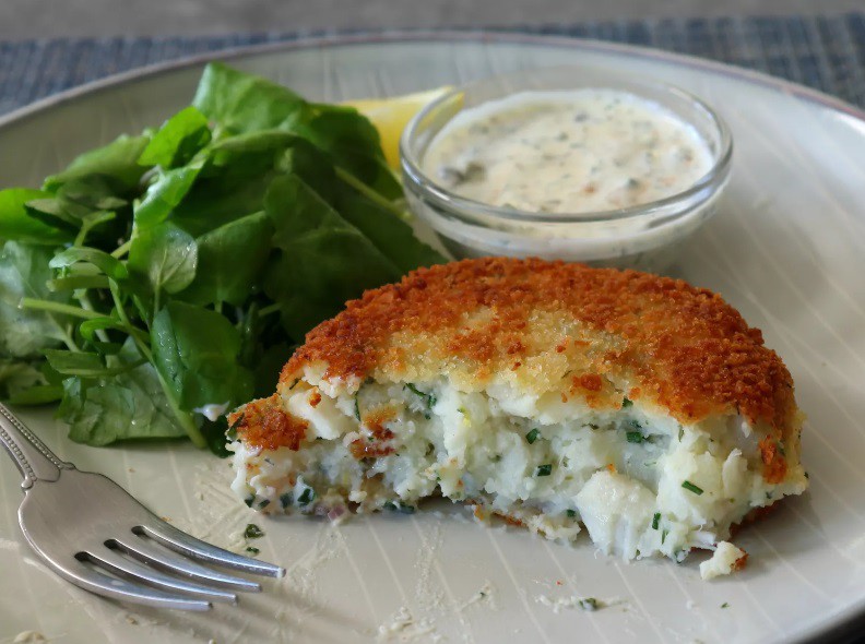 Thưởng thức bánh cá cùng sốt chấm