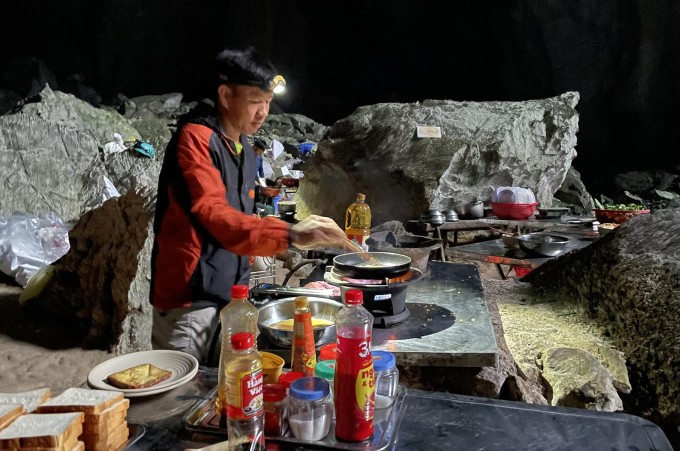 Anh Quang chế biến bữa tối tại bãi trại trong tour Sơn Đoòng, tháng 1/2024.