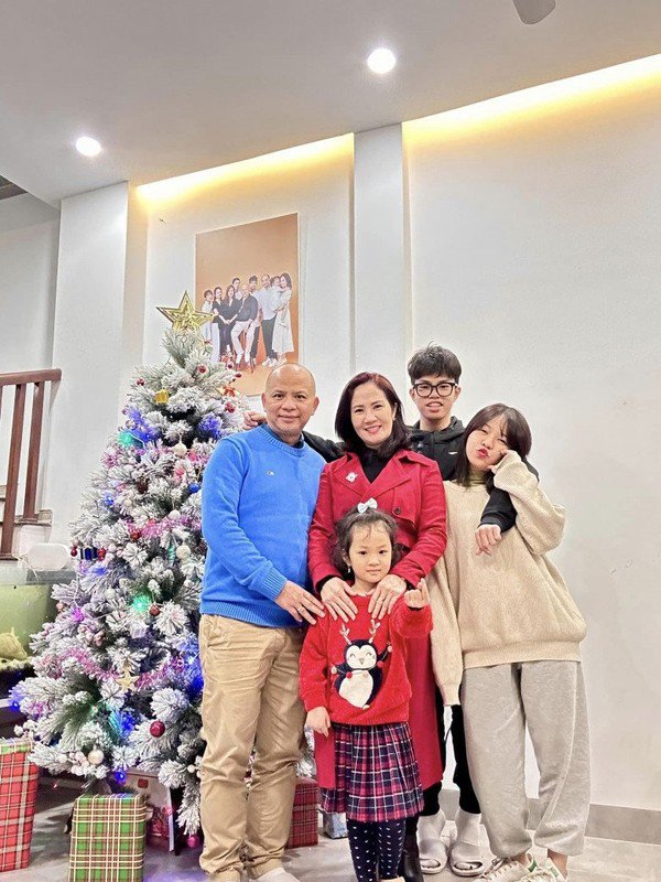 Dịp Giáng sinh, vợ chồng Anh Tuấn - Nguyệt Hằng trang trí cho không gian phòng khách bằng cây thông Noel. Ảnh: FBNV